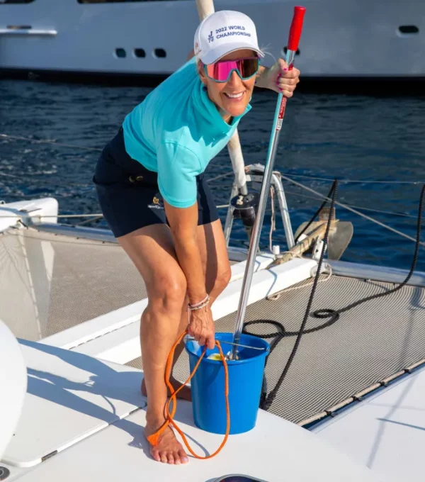 Anne prend grand soin de la proprété de votre pont de catamaran